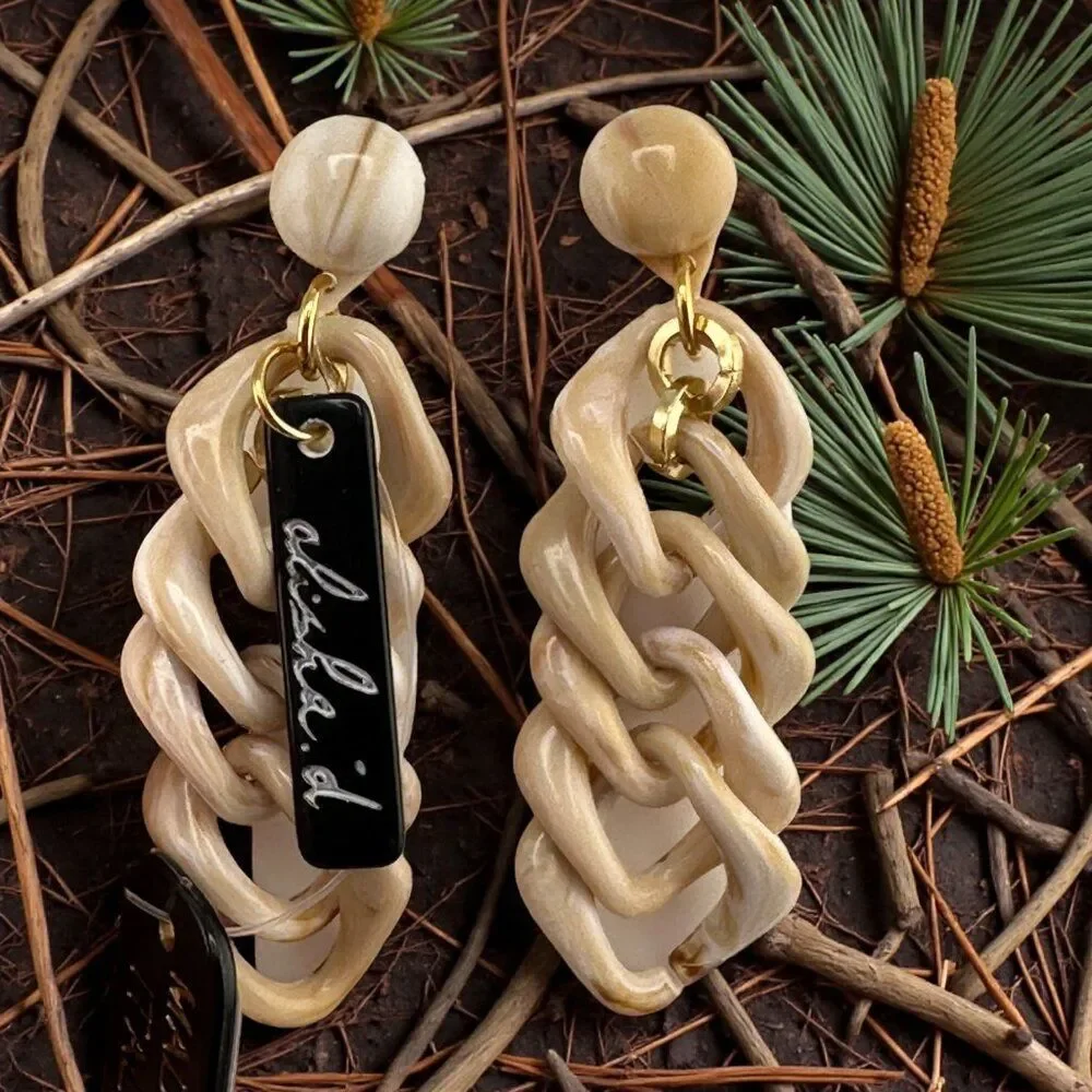 Alisha D Chunky Chain Earrings Made Italy Beige Marble Acrylic Gold Tone